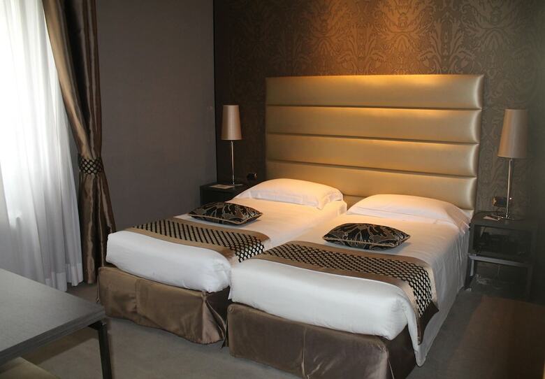 Hotel Mozart(.)