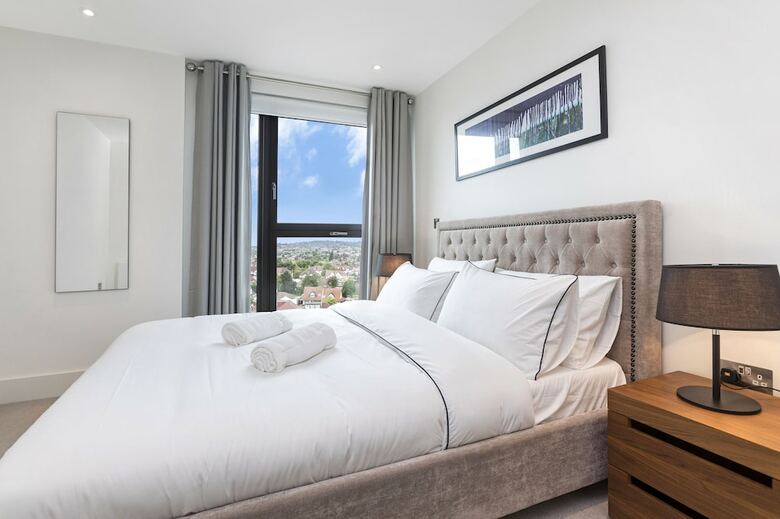 Lush Apartment - London Designer Outlet