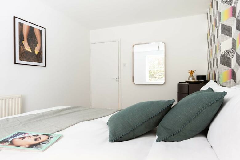 The Kensington Grove - Stylish 2bdr Flat With Private Patio
