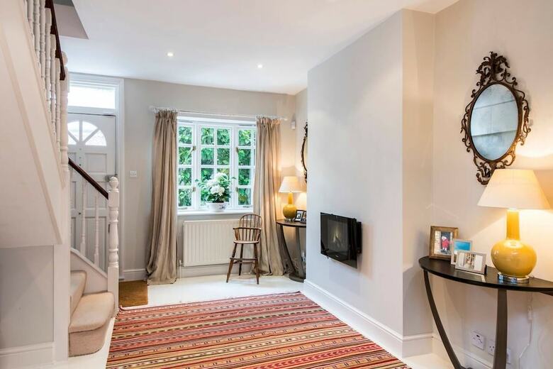 Delightful 2 Bed House In Stylish Fulham