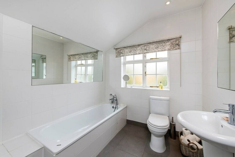 Delightful 2 Bed House In Stylish Fulham