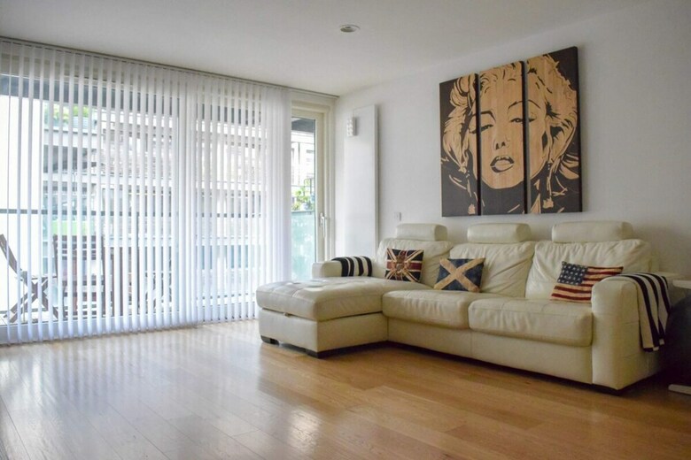 Modern 2bd Apartment With Balcony On A Canal