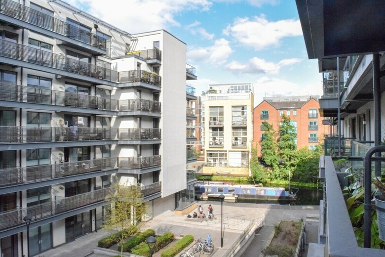 Modern 2bd Apartment With Balcony On A Canal