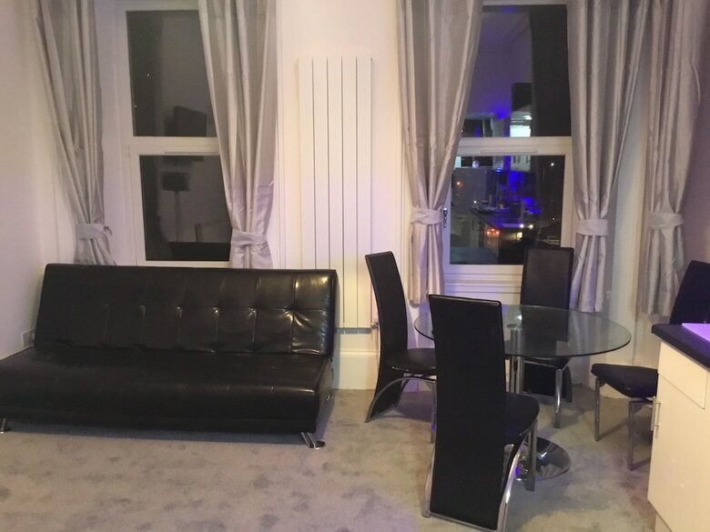 Paisley Central Luxury Rooms & Apartment