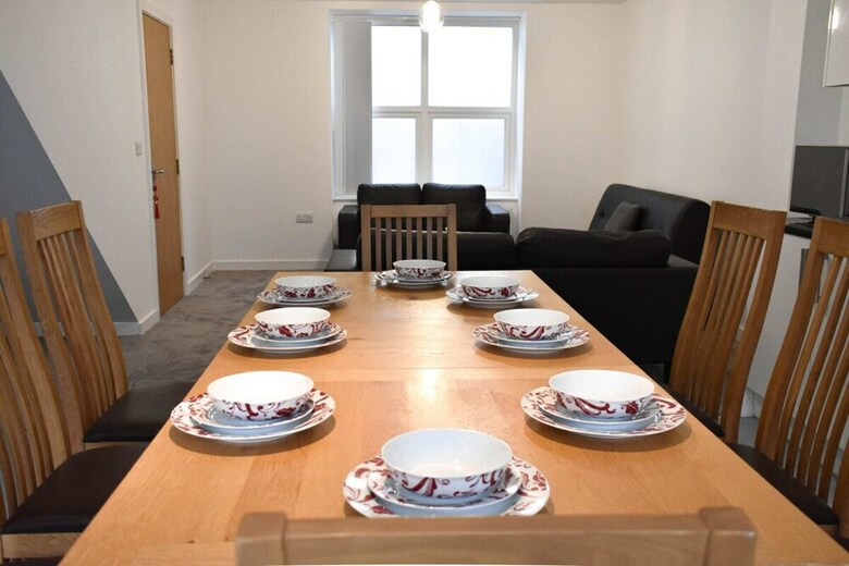 Modern Open Plan 5bd - Free On Street Parking