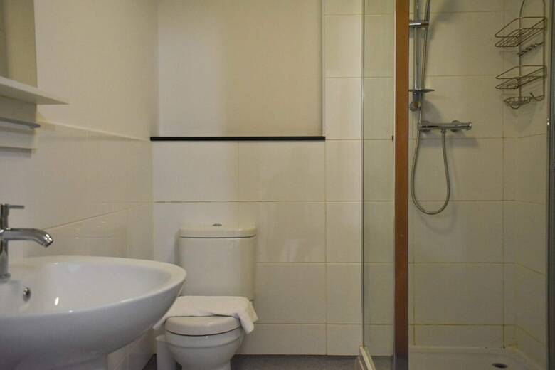 Modern Open Plan 5bd - Free On Street Parking
