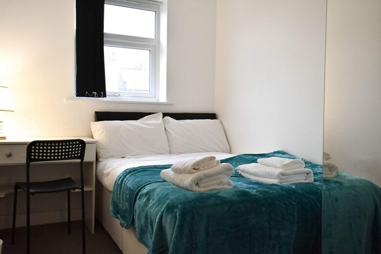 Modern Open Plan 5bd - Free On Street Parking