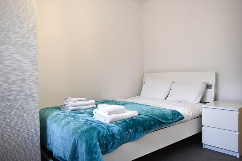 Modern Open Plan 5bd - Free On Street Parking