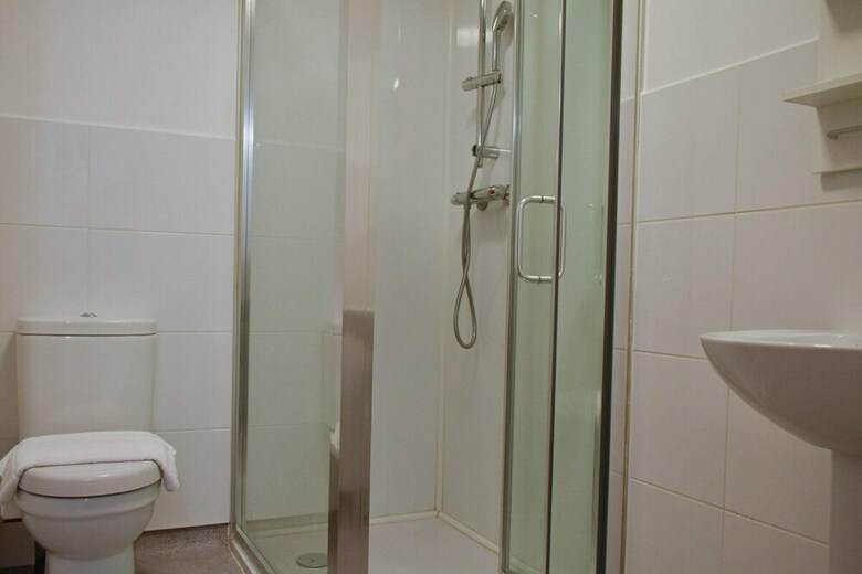 Modern Open Plan 5bd - Free On Street Parking