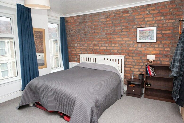 Spacious 2 Bedroom Property In Bristol