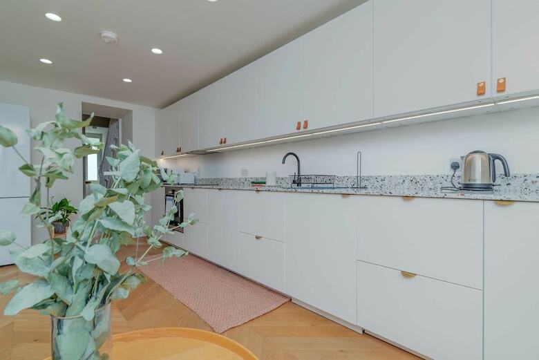 Charming 3br Home In East London W/terrace