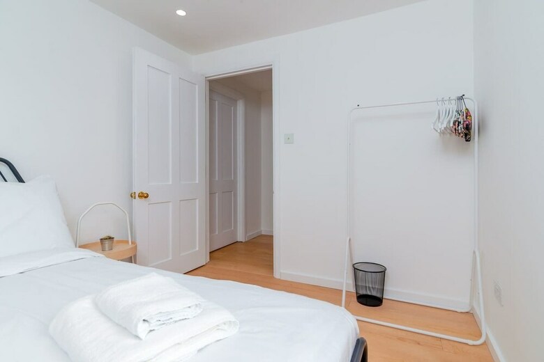 Charming 3br Home In East London W/terrace