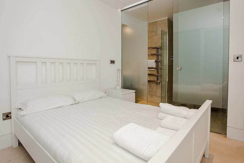 Exquisite 2 Bedroom Apartment In Bank