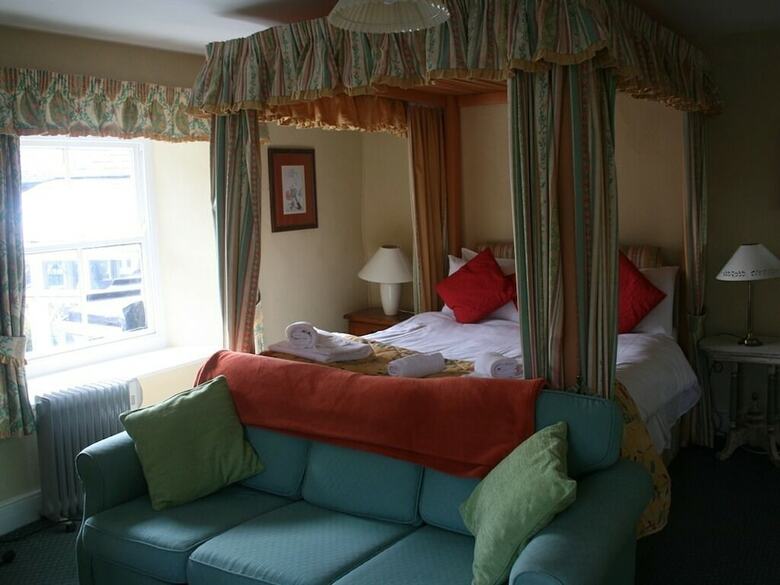 The Ilchester Arms Hotel