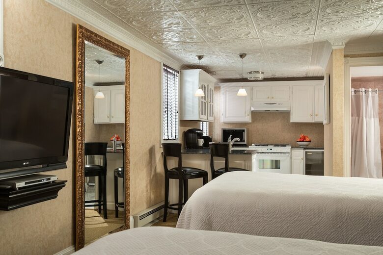 Hotel Chateau Inn And Suites