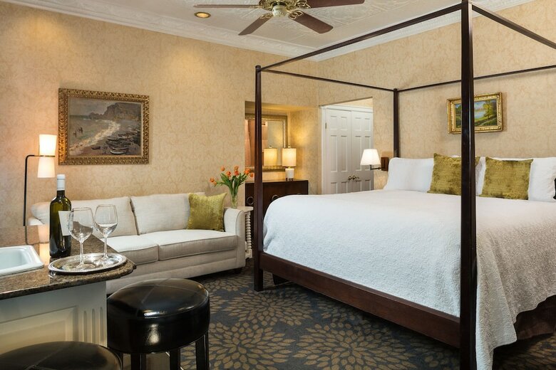 Hotel Chateau Inn And Suites