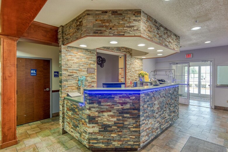 Hotel Trident Inn & Suites