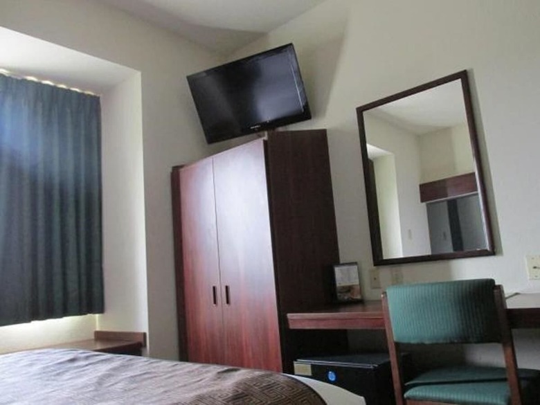 Hotel Trident Inn & Suites
