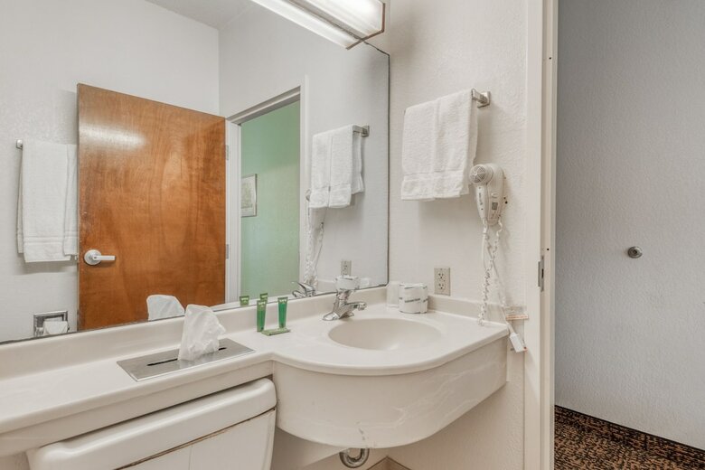 Hotel Trident Inn & Suites