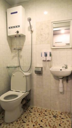 Hostal Day And Night Hotel