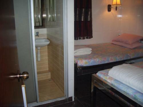 Hostal Maple Leaf Guest House