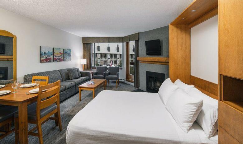 Hotel Whistler Village Inn & Suites