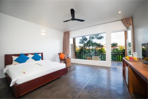 Hostal Golden Village Guesthouse