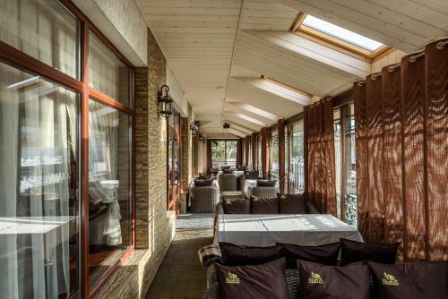 Status Hotel