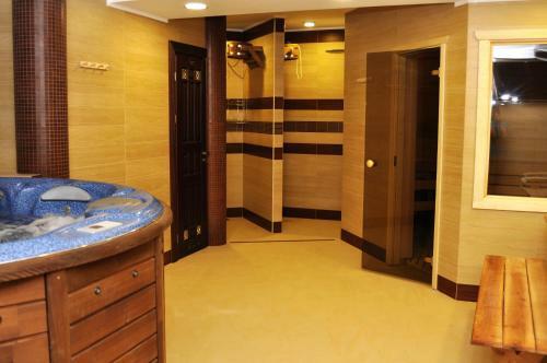 Status Hotel