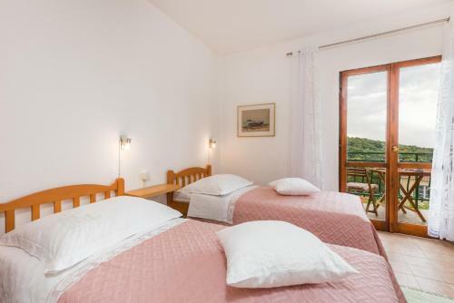Cozy Apartment Roso With A Pool And A Sea View