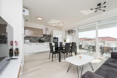Adna Luxury Apartment With A Pool