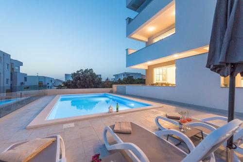Adna Luxury Apartment With A Pool