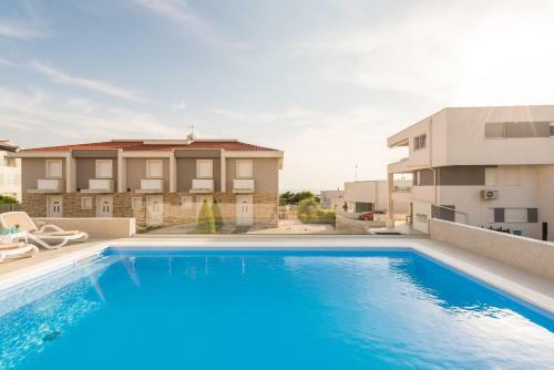Adna Luxury Apartment With A Pool
