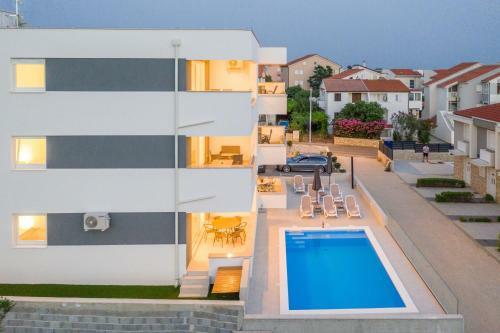 Adna Luxury Apartment With A Pool