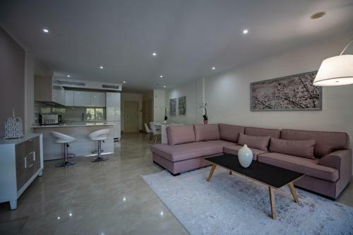 Luxury Apartment At Lomas Del Rey, Puente Romano