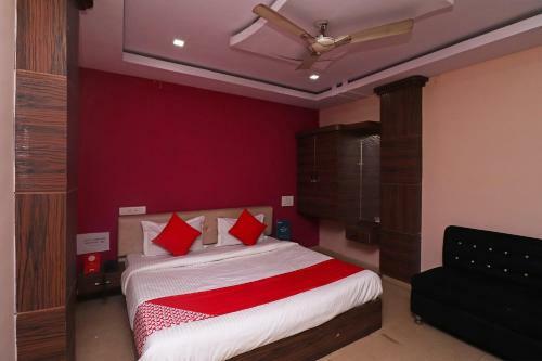 Oyo 28769 The Landmark Hotel