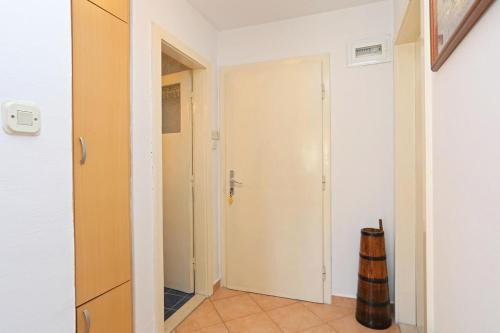 Apartments With A Parking Space Makarska - 18498