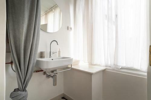 Mimi Carera Apartment & Room