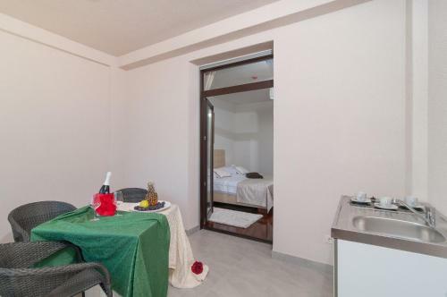 Hostal Luxury Rooms Near The Beach1