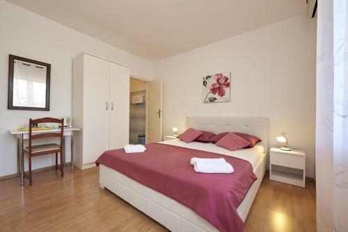 Hostal Apartments And Rooms With Parking Space Trogir - 13102