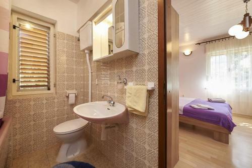 Hostal Apartments And Rooms With Parking Space Trogir - 13102
