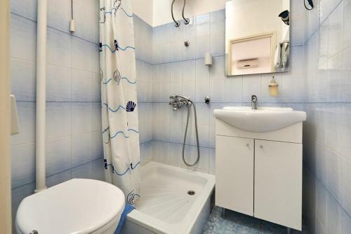 Hostal Apartments And Rooms With Parking Space Trogir - 13102