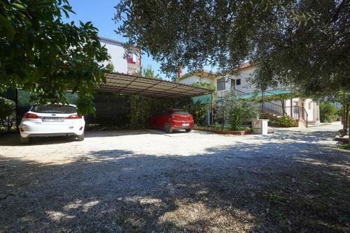Hostal Apartments And Rooms With Parking Space Trogir - 13102