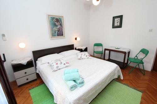 Hostal Rooms And Apartment Pina
