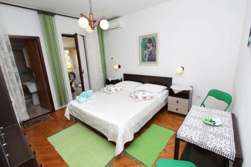 Hostal Rooms And Apartment Pina
