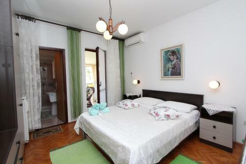 Hostal Rooms And Apartment Pina