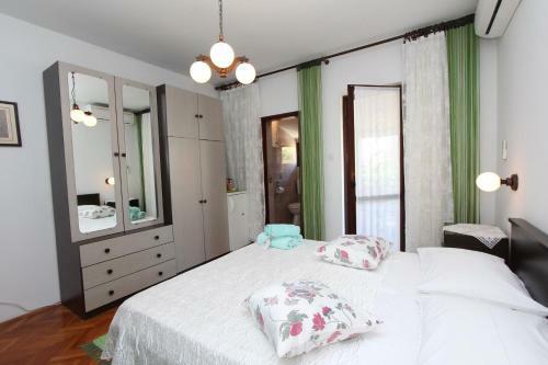 Hostal Rooms And Apartment Pina