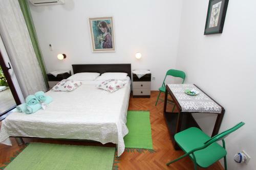Hostal Rooms And Apartment Pina