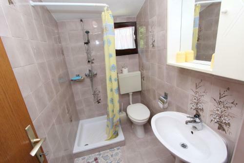 Hostal Rooms And Apartment Pina