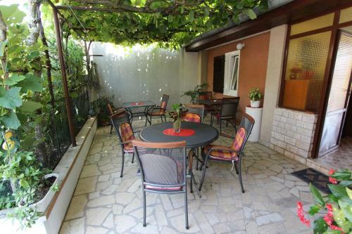 Hostal Rooms And Apartment Pina